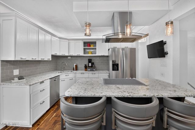 1041 E Elm Tree Road, Rossford, OH 43460