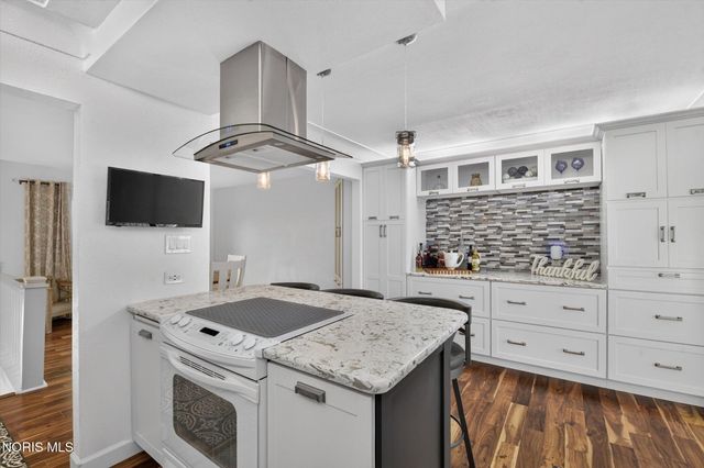 1041 E Elm Tree Road, Rossford, OH 43460