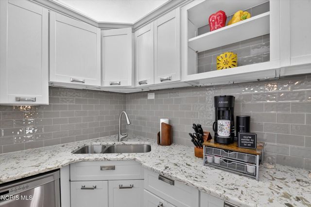1041 E Elm Tree Road, Rossford, OH 43460