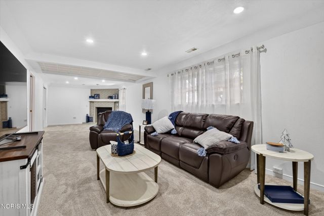 1041 E Elm Tree Road, Rossford, OH 43460
