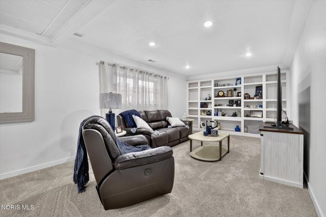 1041 E Elm Tree Road, Rossford, OH 43460