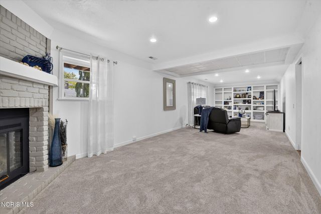 1041 E Elm Tree Road, Rossford, OH 43460