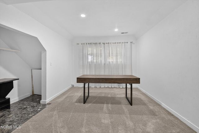 1041 E Elm Tree Road, Rossford, OH 43460