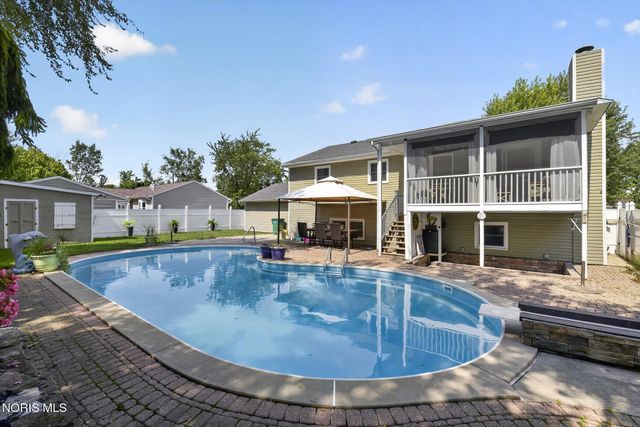 1041 E Elm Tree Road, Rossford, OH 43460