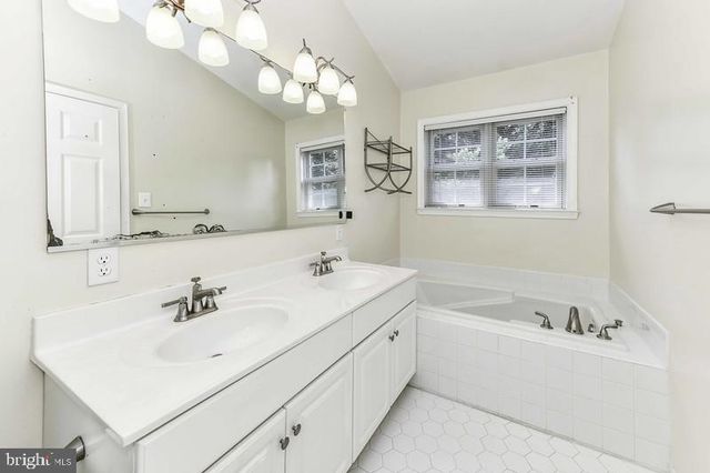 2 PARKER FARM CT, Silver Spring, MD 20906