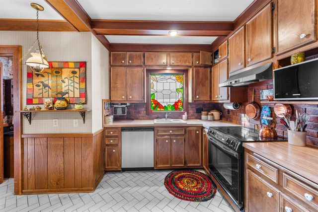 311 Sunset Dr, Salina, KS 67401