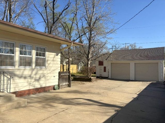 311 Sunset Dr, Salina, KS 67401