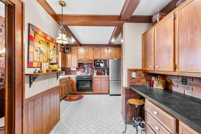 311 Sunset Dr, Salina, KS 67401