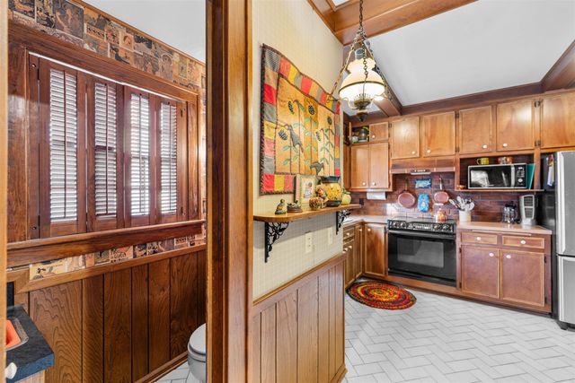 311 Sunset Dr, Salina, KS 67401