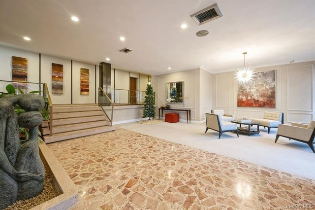 1 Kensington Gate PH9, Great Neck, NY 11021