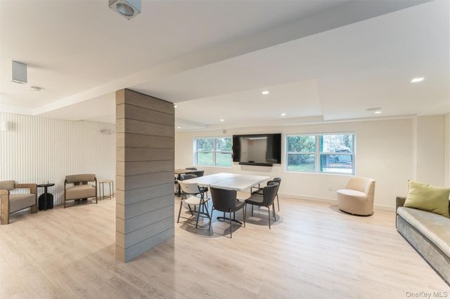 1 Kensington Gate PH9, Great Neck, NY 11021