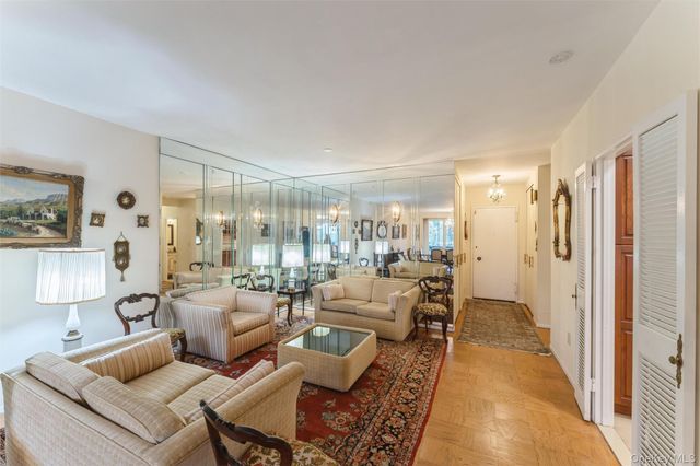 1 Kensington Gate PH9, Great Neck, NY 11021