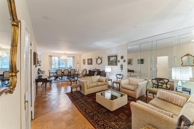 1 Kensington Gate PH9, Great Neck, NY 11021