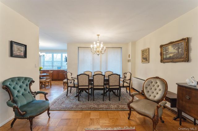 1 Kensington Gate PH9, Great Neck, NY 11021