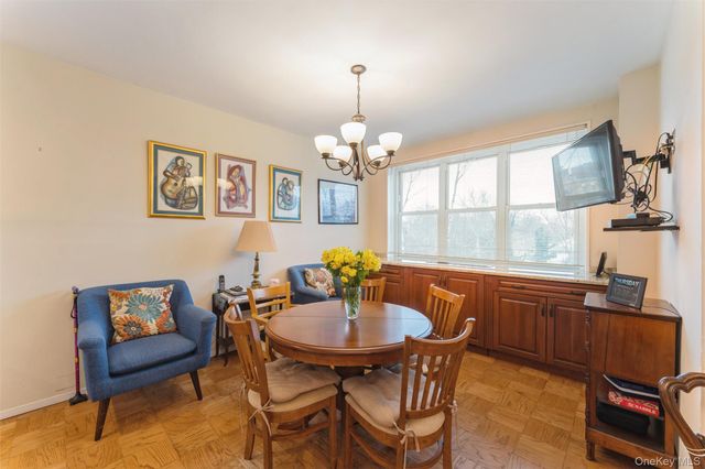 1 Kensington Gate PH9, Great Neck, NY 11021