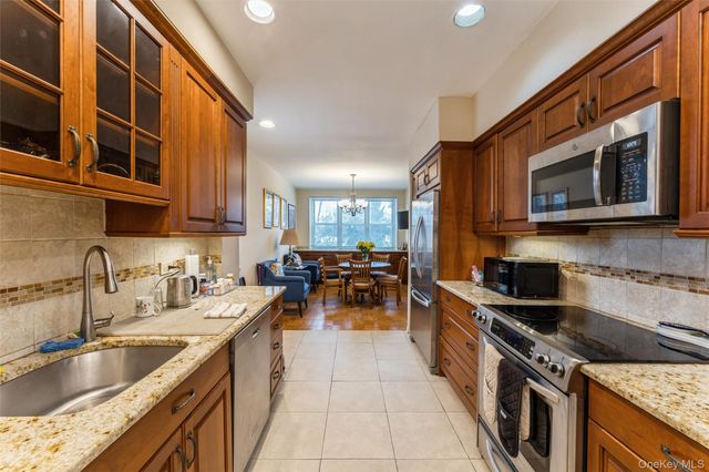 1 Kensington Gate PH9, Great Neck, NY 11021