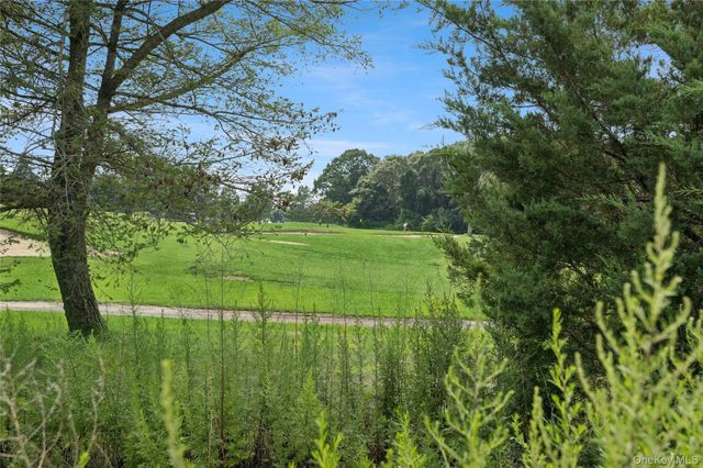 537 Hartmanns Farm Road, Riverhead, NY 11901