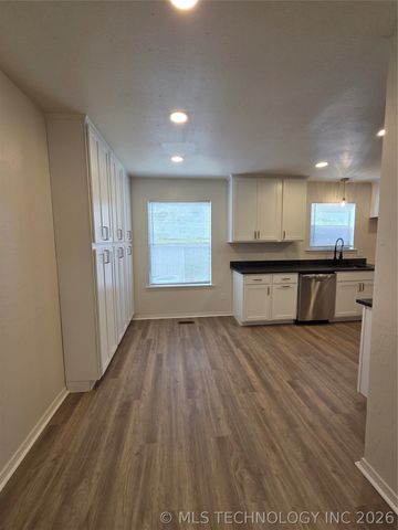 11612 S 100th East Avenue, Bixby, OK 74008