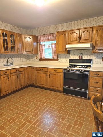 87 Midland Avenue, Wallington, NJ 07057