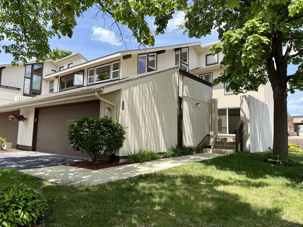 1224 W Baldwin COURT, Mequon, WI 53092