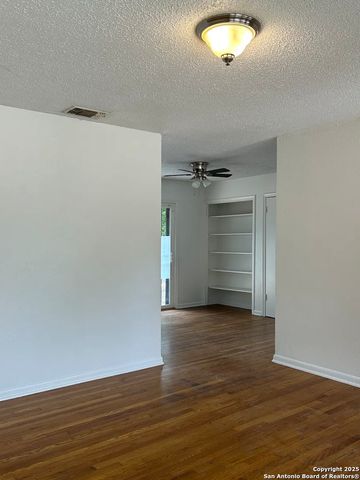 355 Cresham, San Antonio, TX 78218