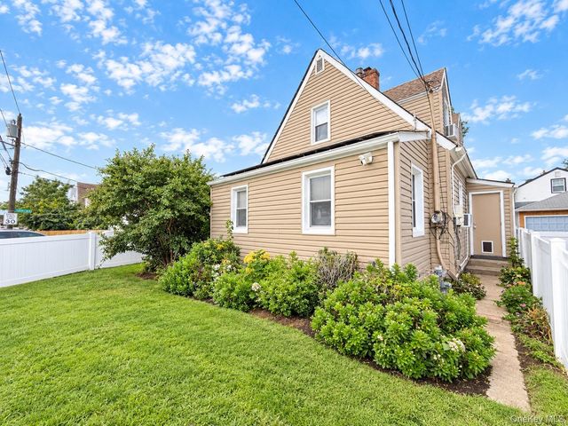 88 West Boulevard, East Rockaway, NY 11518