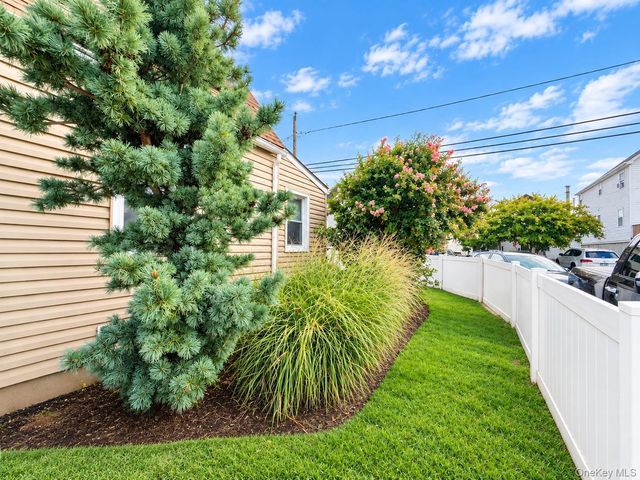 88 West Boulevard, East Rockaway, NY 11518