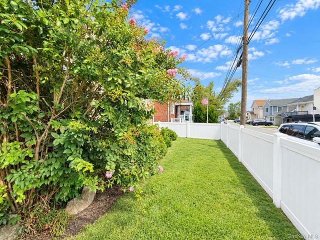 88 West Boulevard, East Rockaway, NY 11518