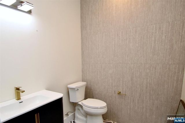 5-24 Summit Avenue, Fair Lawn, NJ 07410