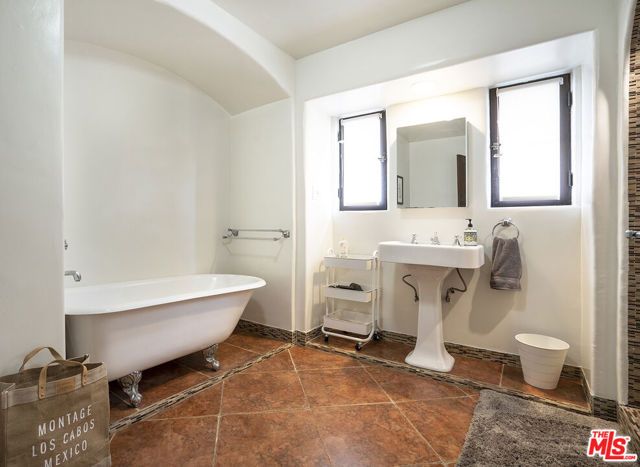 176 N Orange Drive, Los Angeles, CA 90036