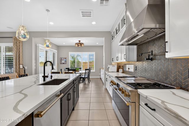 10704 E THATCHER Avenue, Mesa, AZ 85212
