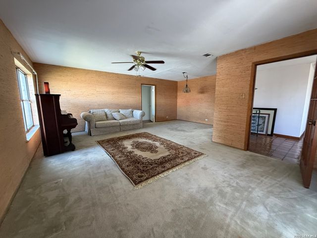102 AUDREY ALENE DR, San Antonio, TX 78216