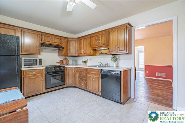 1069 Barnside Road, Lower Macungie Twp, PA 18103