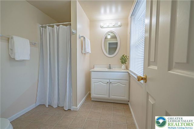 1069 Barnside Road, Lower Macungie Twp, PA 18103