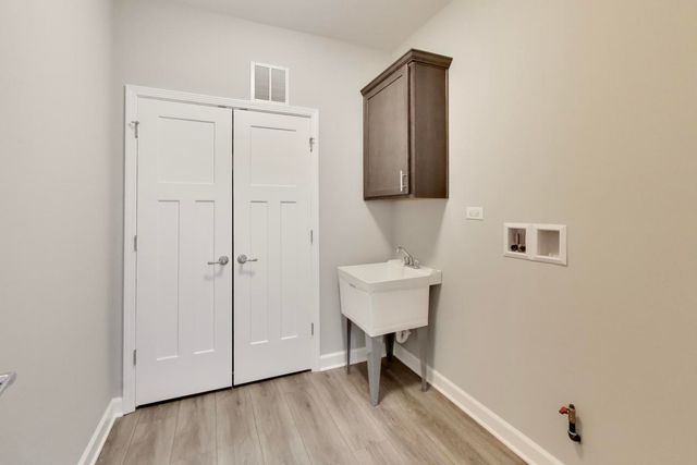 377 Masters Drive, Addison, IL 60101