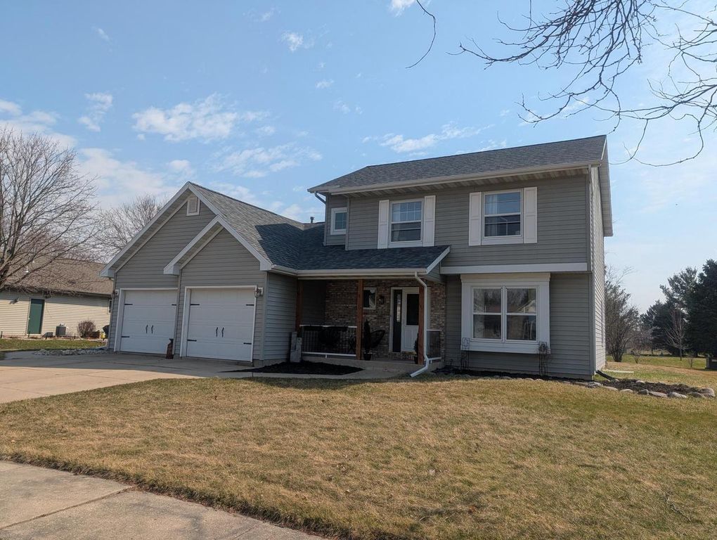 121 Evergreen DRIVE, Delavan, WI 53115
