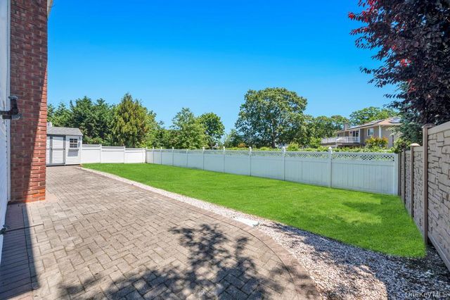 1827 Roberta Lane, Merrick, NY 11566