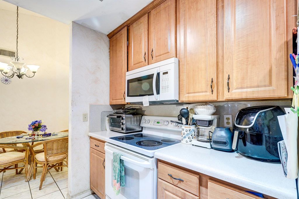 Image 10 of property listing at 1073 Goldenrod Road, Wellington, FL 33414