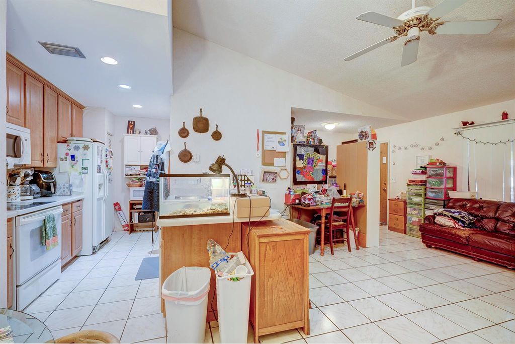 Image 12 of property listing at 1073 Goldenrod Road, Wellington, FL 33414