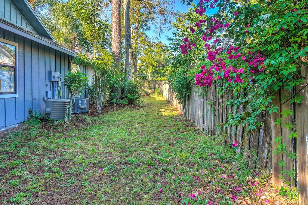 Image 4 of property listing at 1073 Goldenrod Road, Wellington, FL 33414