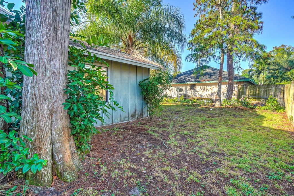 Image 5 of property listing at 1073 Goldenrod Road, Wellington, FL 33414