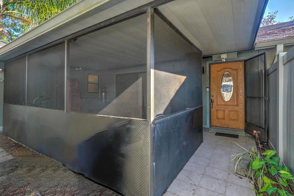 Image 6 of property listing at 1073 Goldenrod Road, Wellington, FL 33414