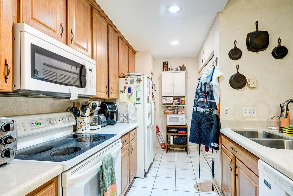 Image 9 of property listing at 1073 Goldenrod Road, Wellington, FL 33414