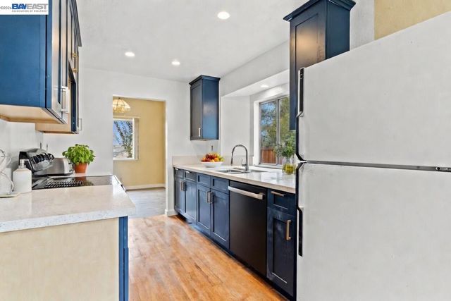 104 Bridgeview Ct, Crockett, CA 94525