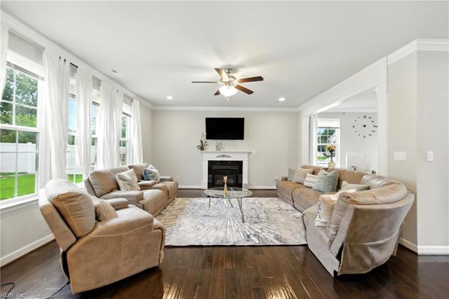 700 Renee LN, Chesapeake, VA 23322