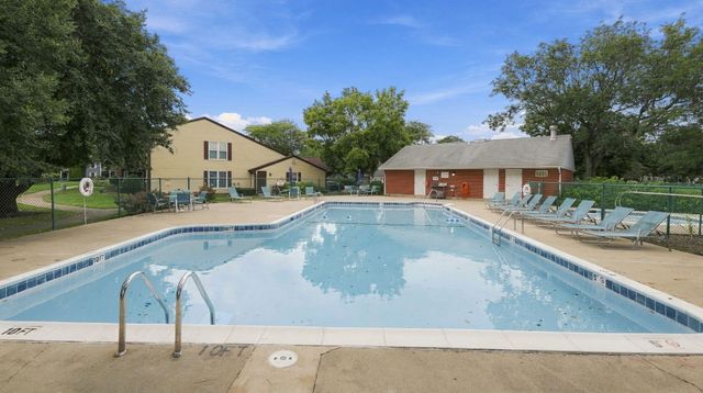 2158 Lancaster Circle 101C, Naperville, IL 60565