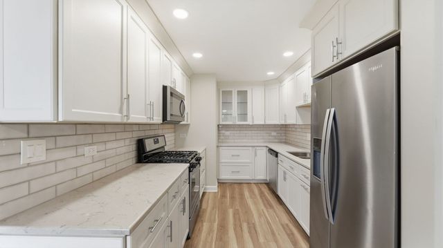 2158 Lancaster Circle 101C, Naperville, IL 60565