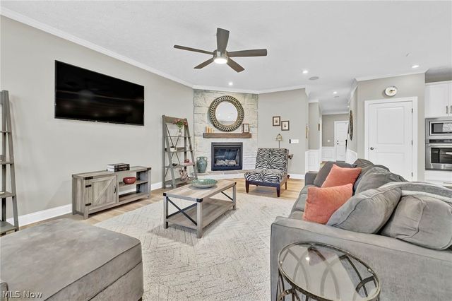180 Country Meadow Lane, Wadsworth, OH 44281