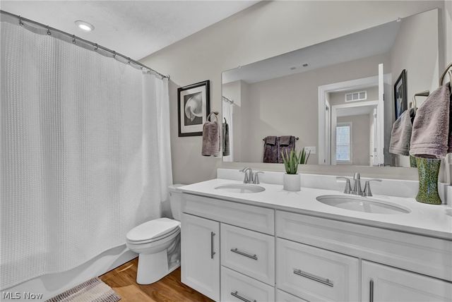 180 Country Meadow Lane, Wadsworth, OH 44281