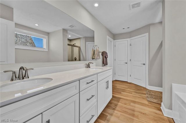 180 Country Meadow Lane, Wadsworth, OH 44281